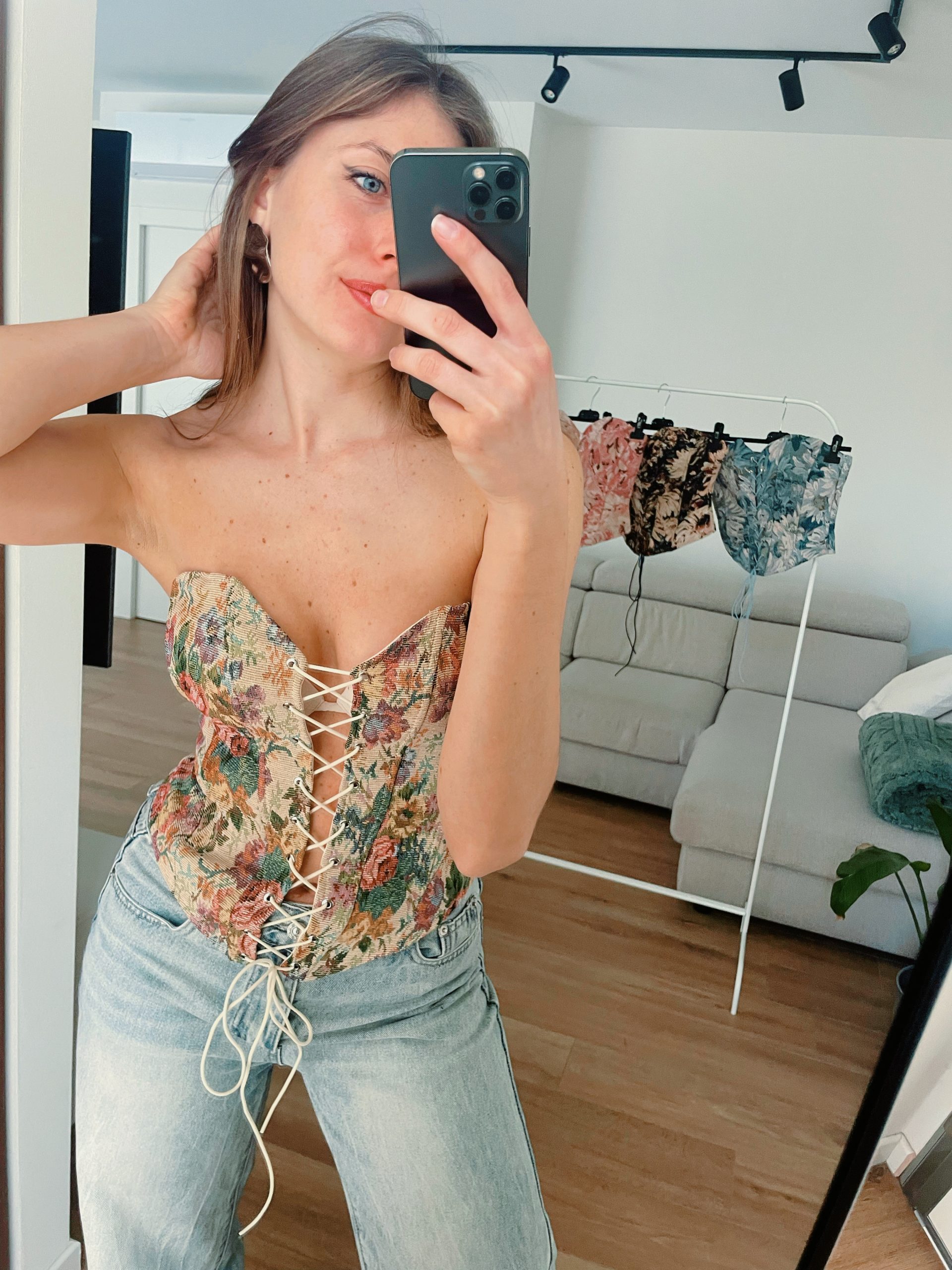 Top a bustino con lacci frontali con fantasia floreale beige, rosa e verde