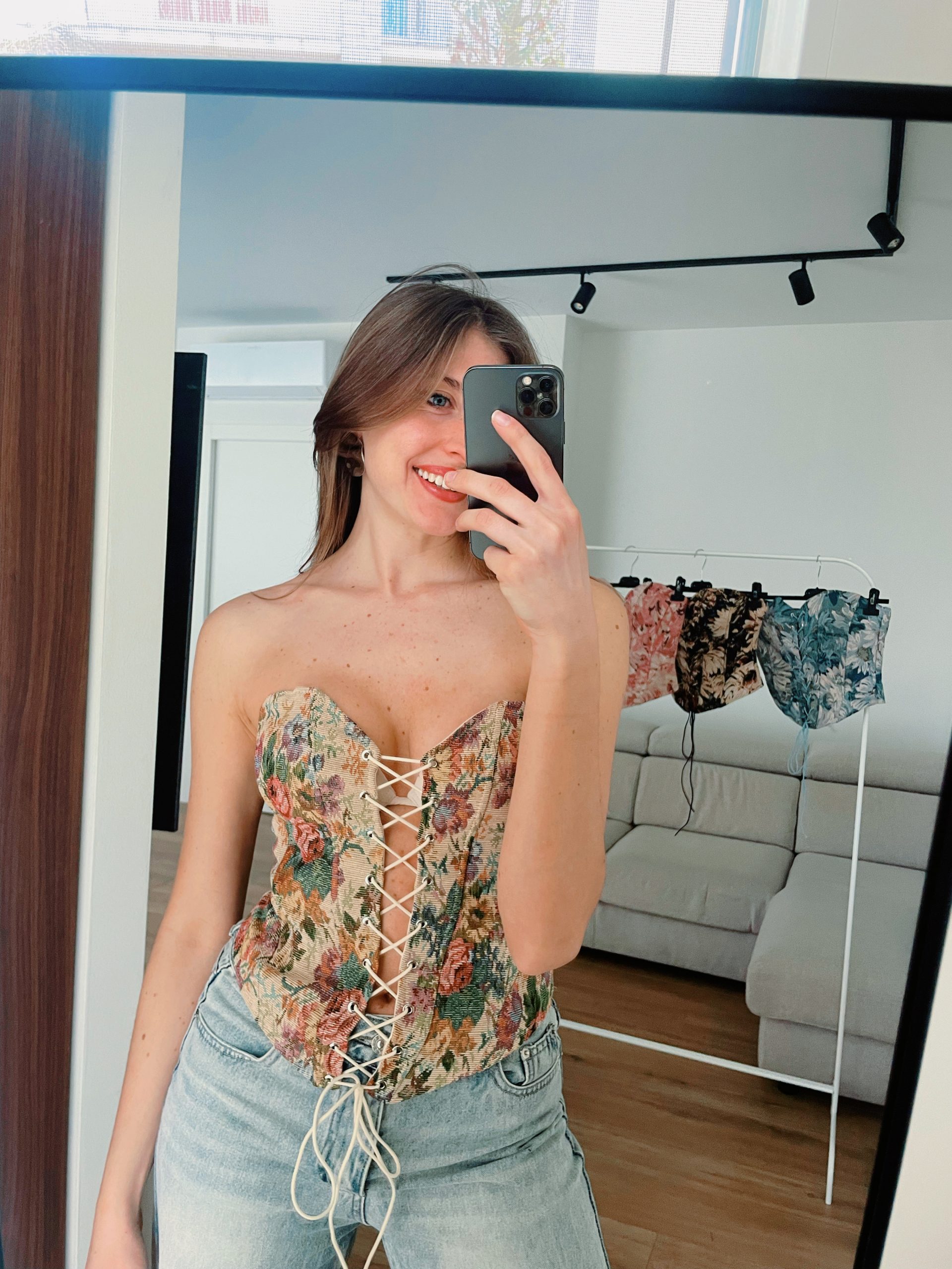 Top a bustino con lacci frontali con fantasia floreale beige, rosa e verde