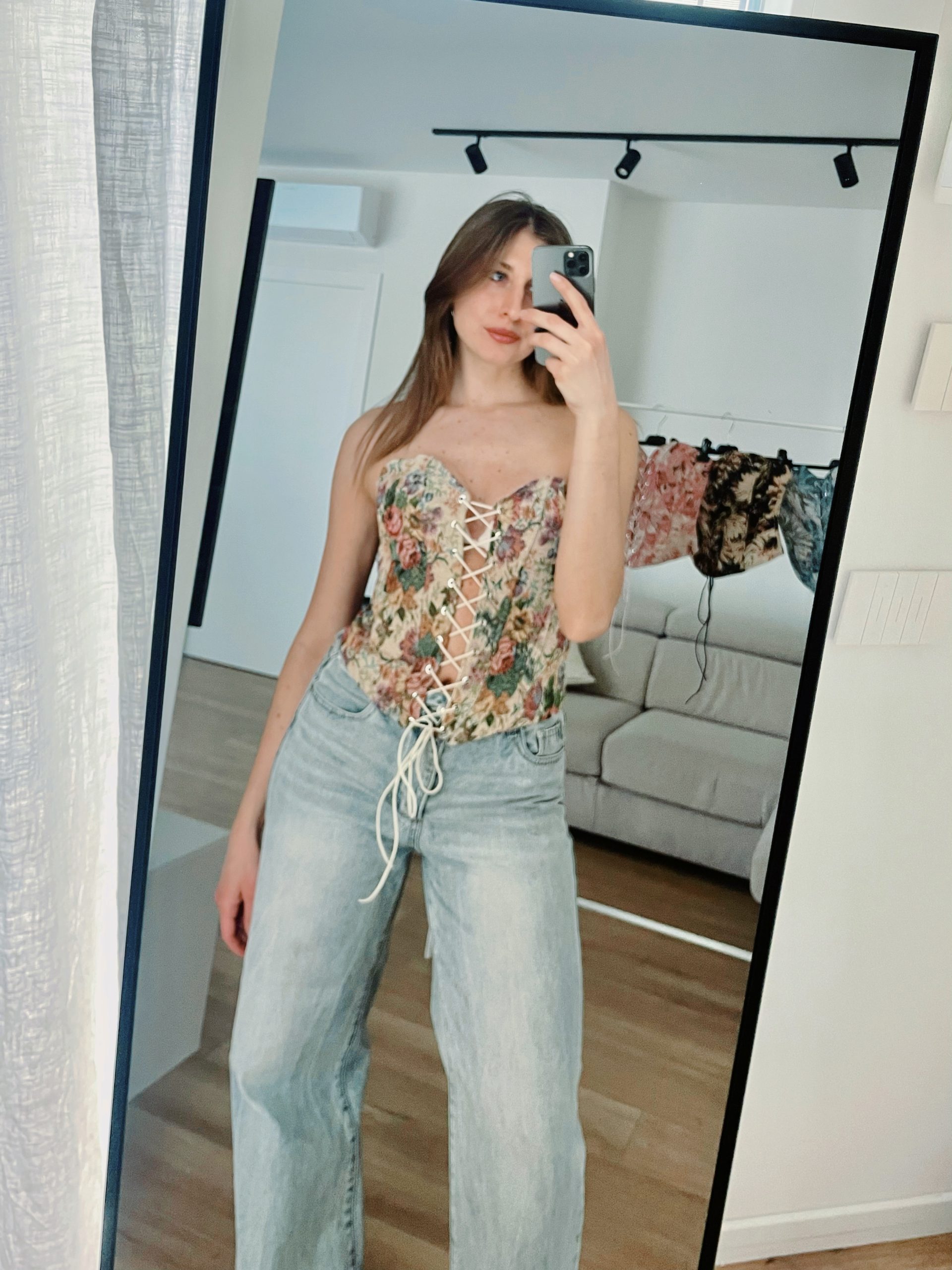 Top a bustino con lacci frontali con fantasia floreale beige, rosa e verde