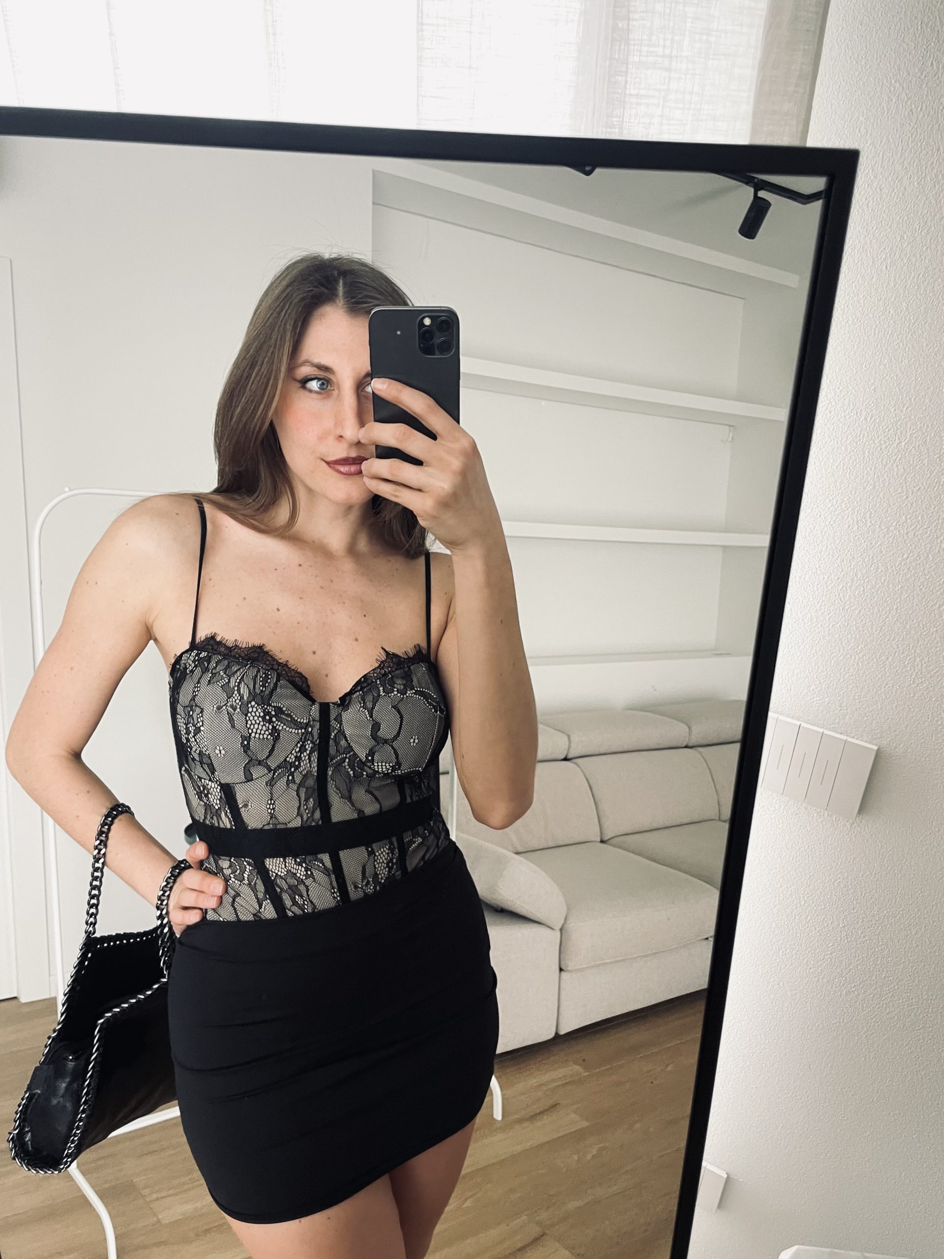 Body in pizzo nero con fodera color carne