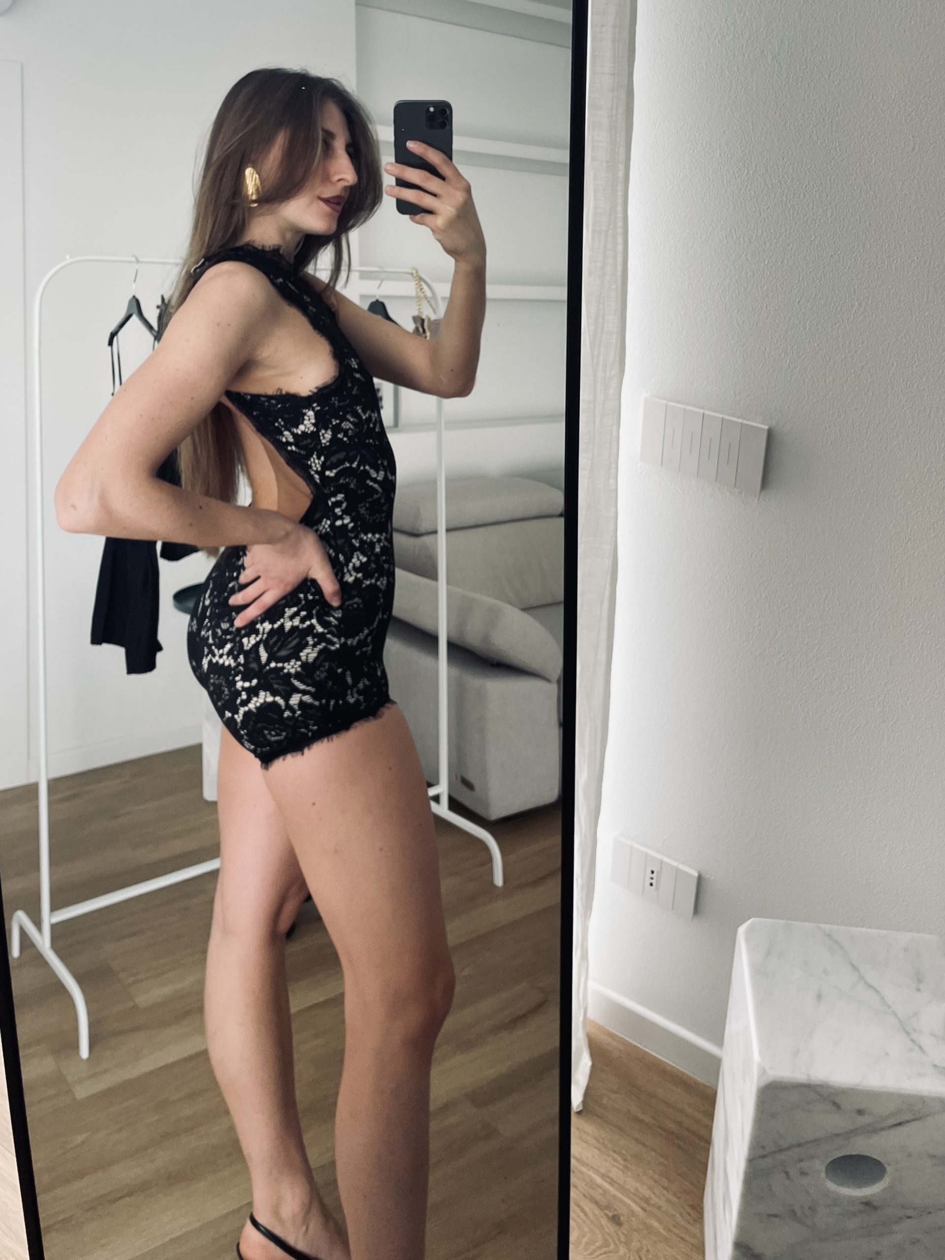 Tutina in pizzo corta nero/nude con schiena scoperta