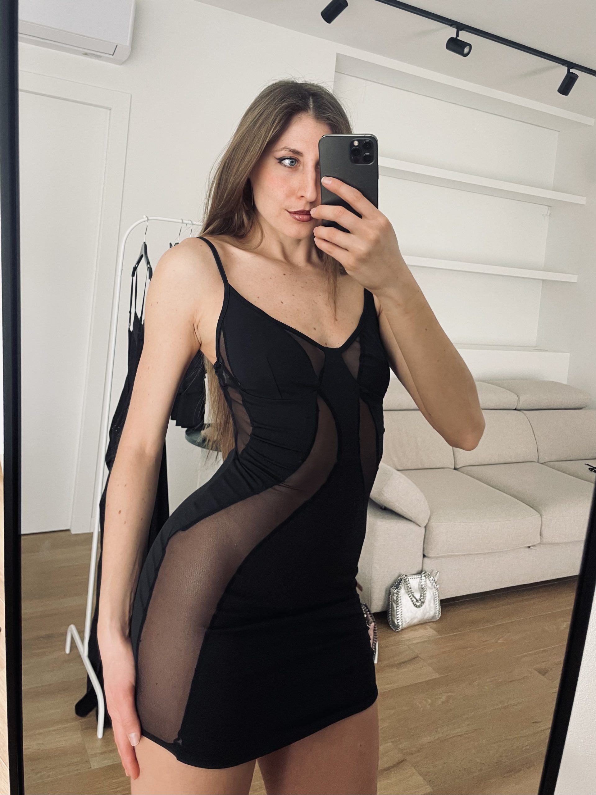 Abitino nero corto con trasparenze in tulle
