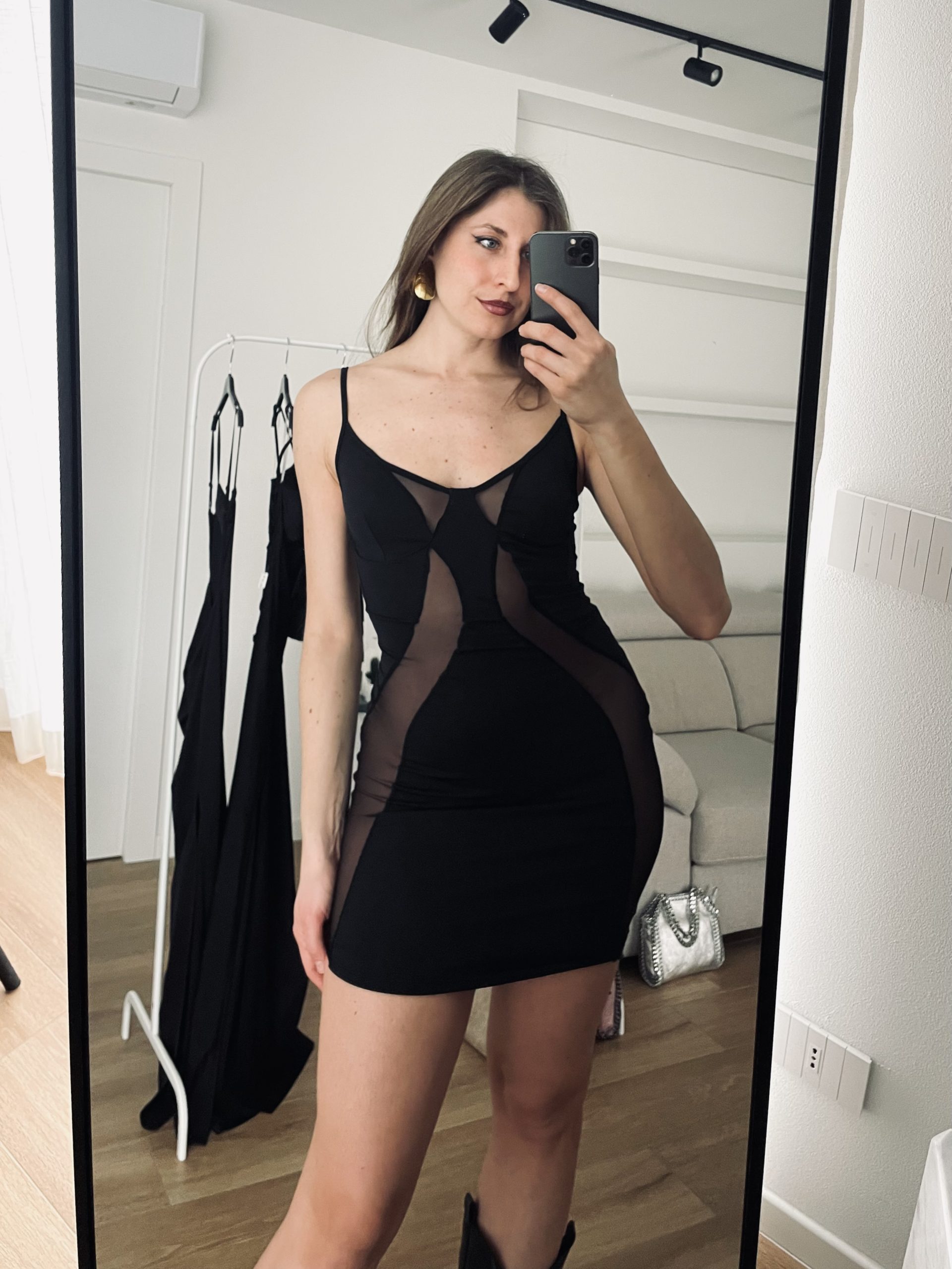 Abitino nero corto con trasparenze in tulle