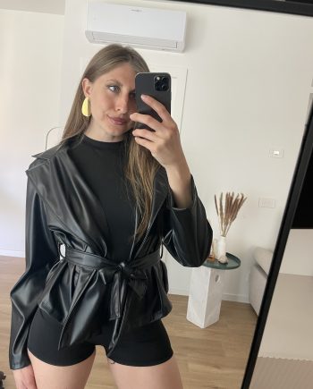 Trench in ecopelle nero corto stretto