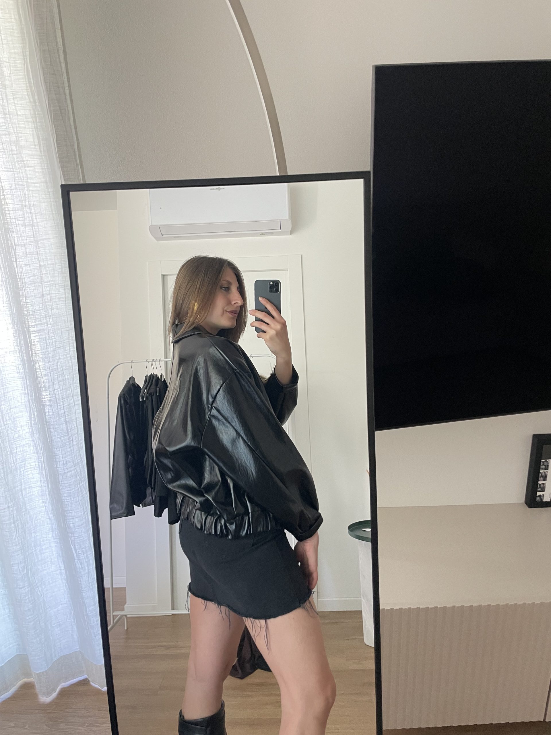 Giacca bomber in ecopelle effetto vernice nero modello lungo