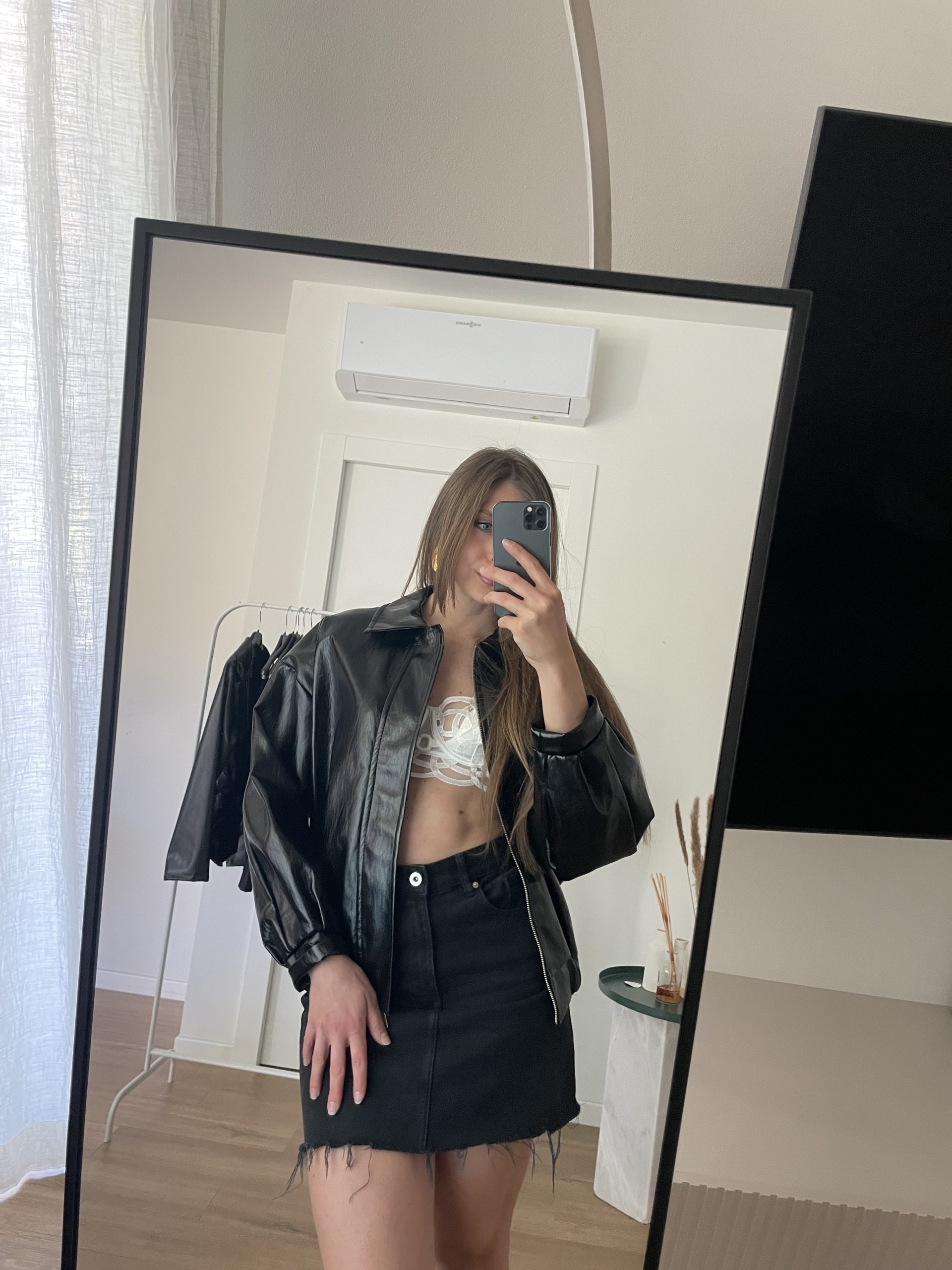 Giacca bomber in ecopelle effetto vernice nero modello lungo