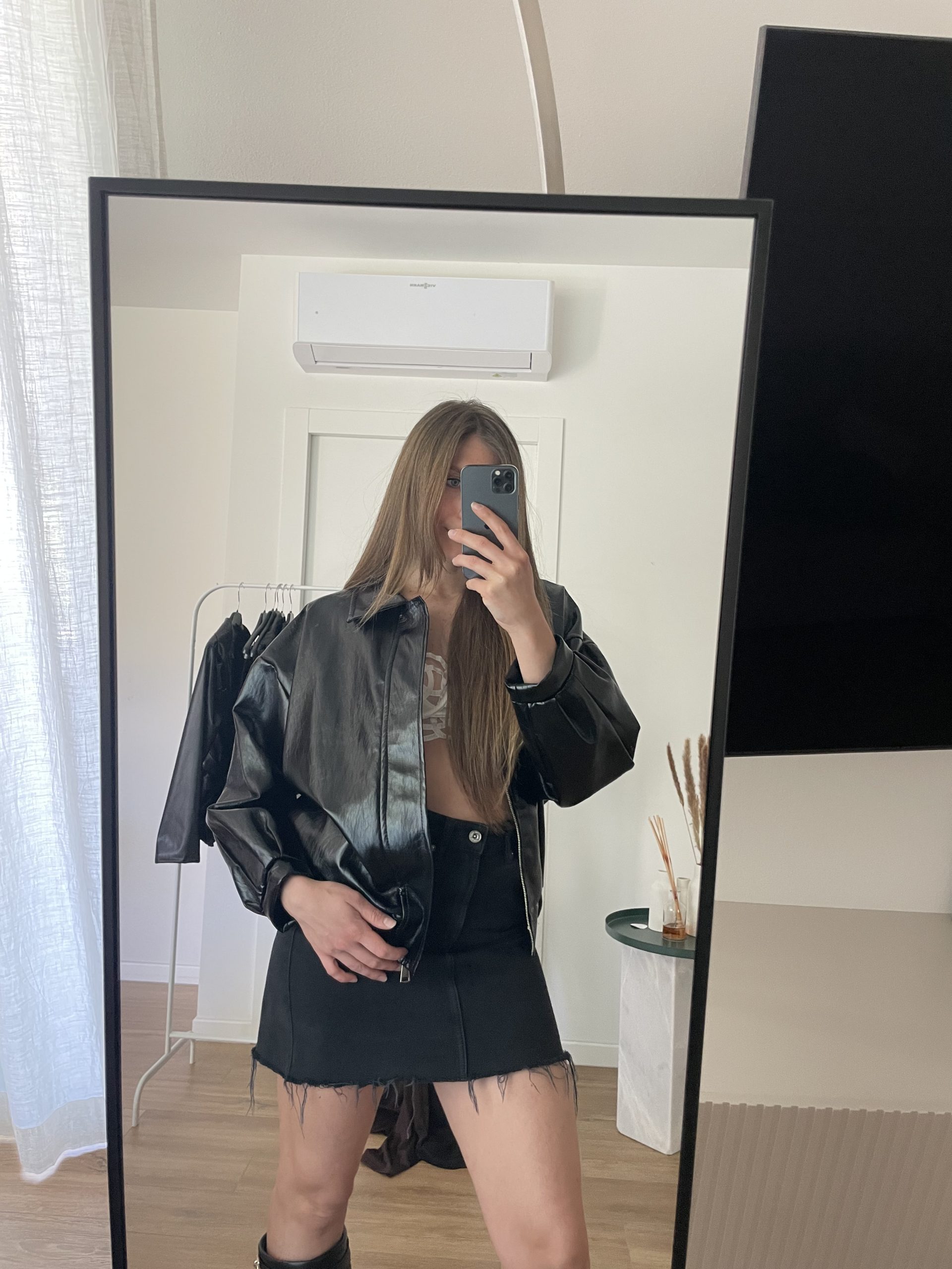 Giacca bomber in ecopelle effetto vernice nero modello lungo