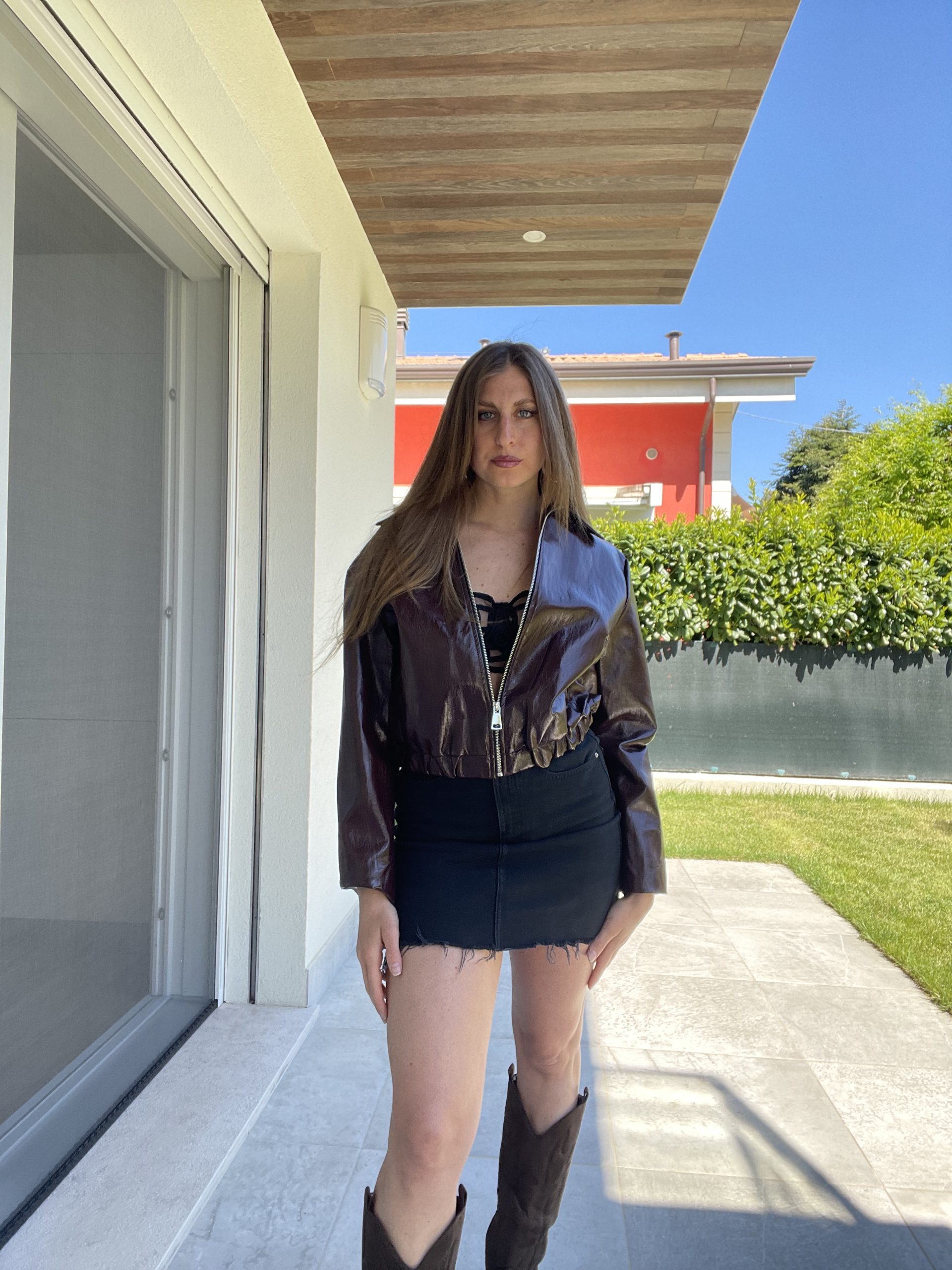 Giacca bomber in ecopelle effetto vernice bordeaux modello corto