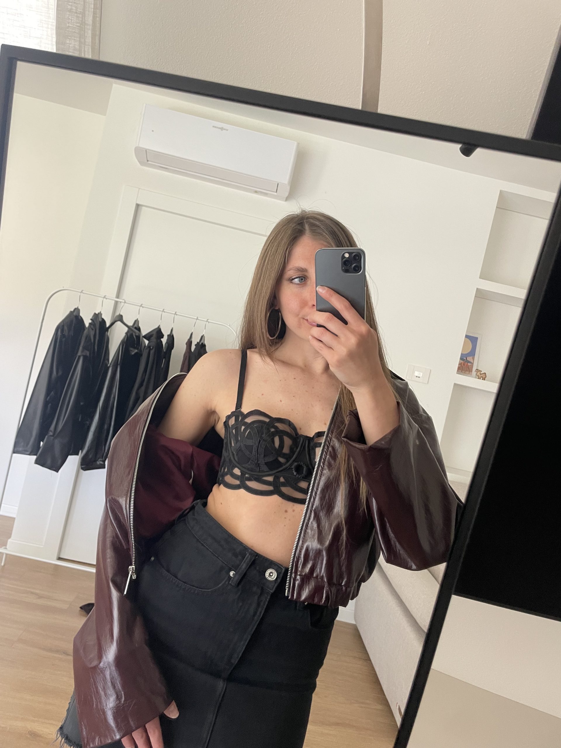 Giacca bomber in ecopelle effetto vernice bordeaux modello corto