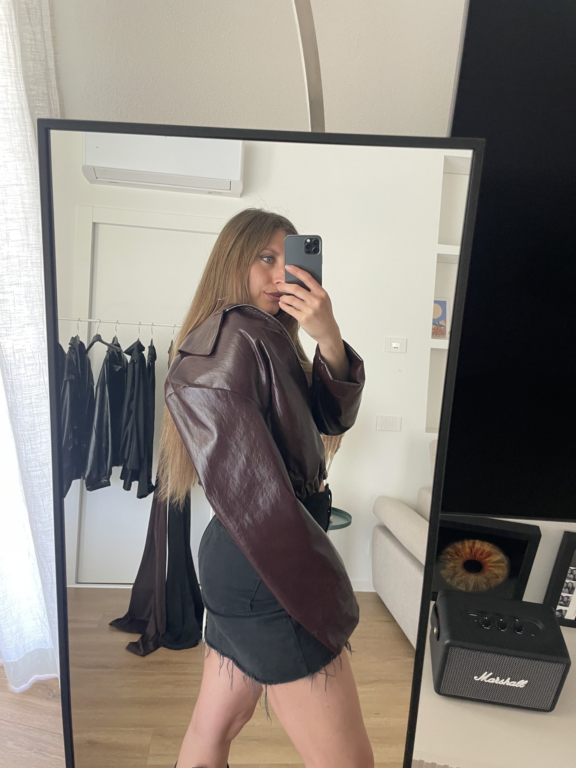 Giacca bomber in ecopelle effetto vernice bordeaux modello corto