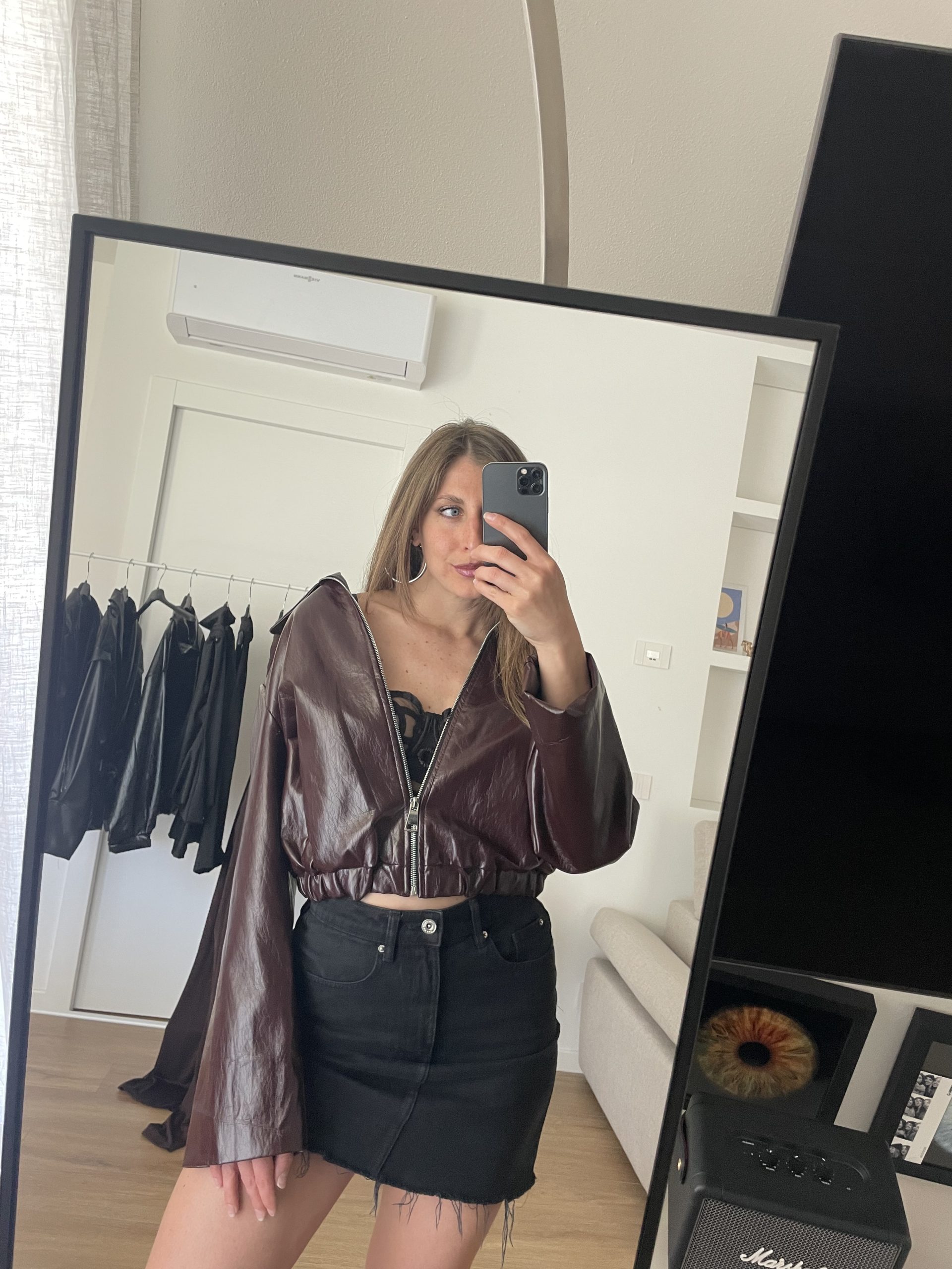 Giacca bomber in ecopelle effetto vernice bordeaux modello corto