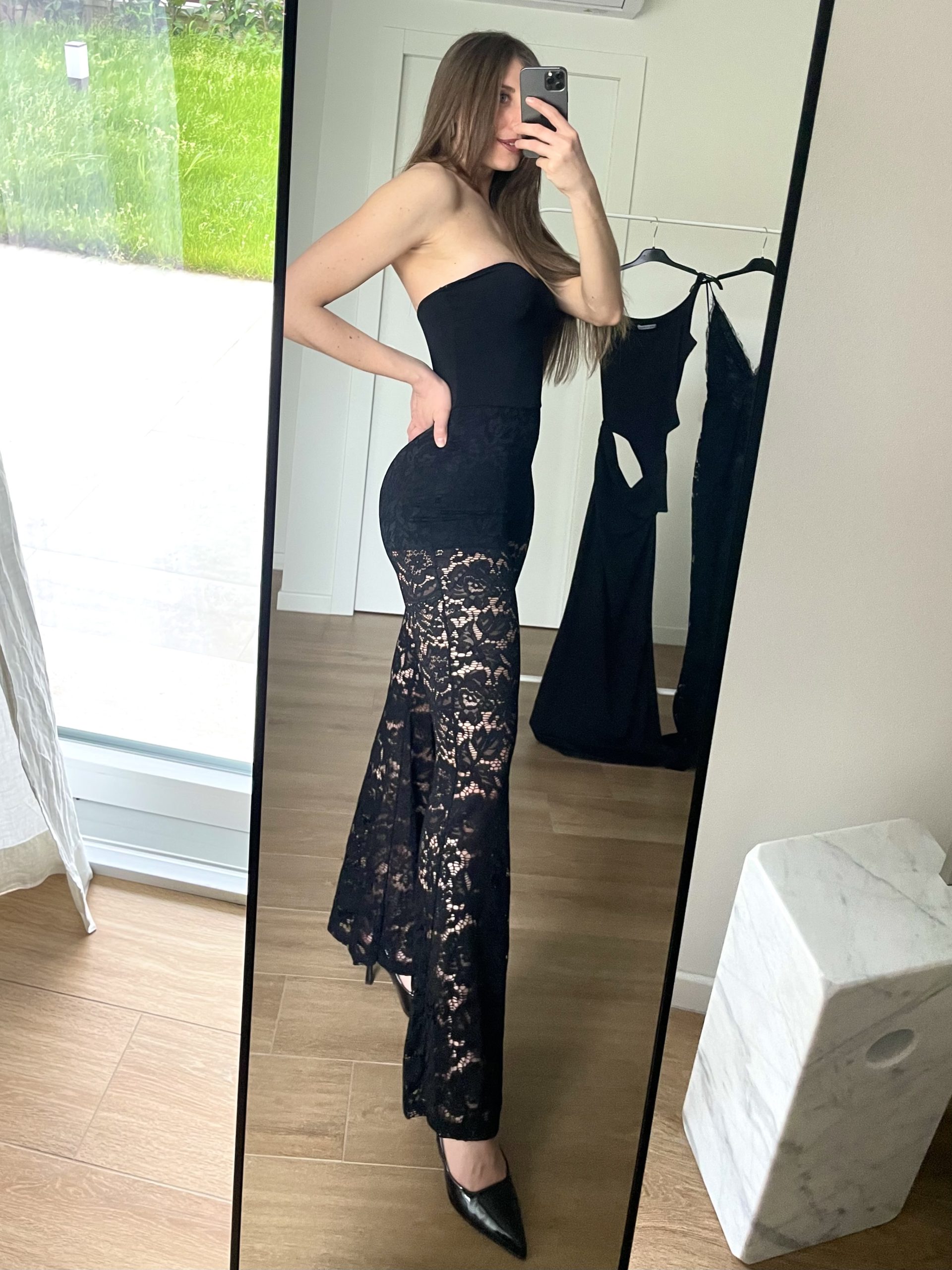Tuta lunga nera a fascia con pantaloni in pizzo e culotte interne