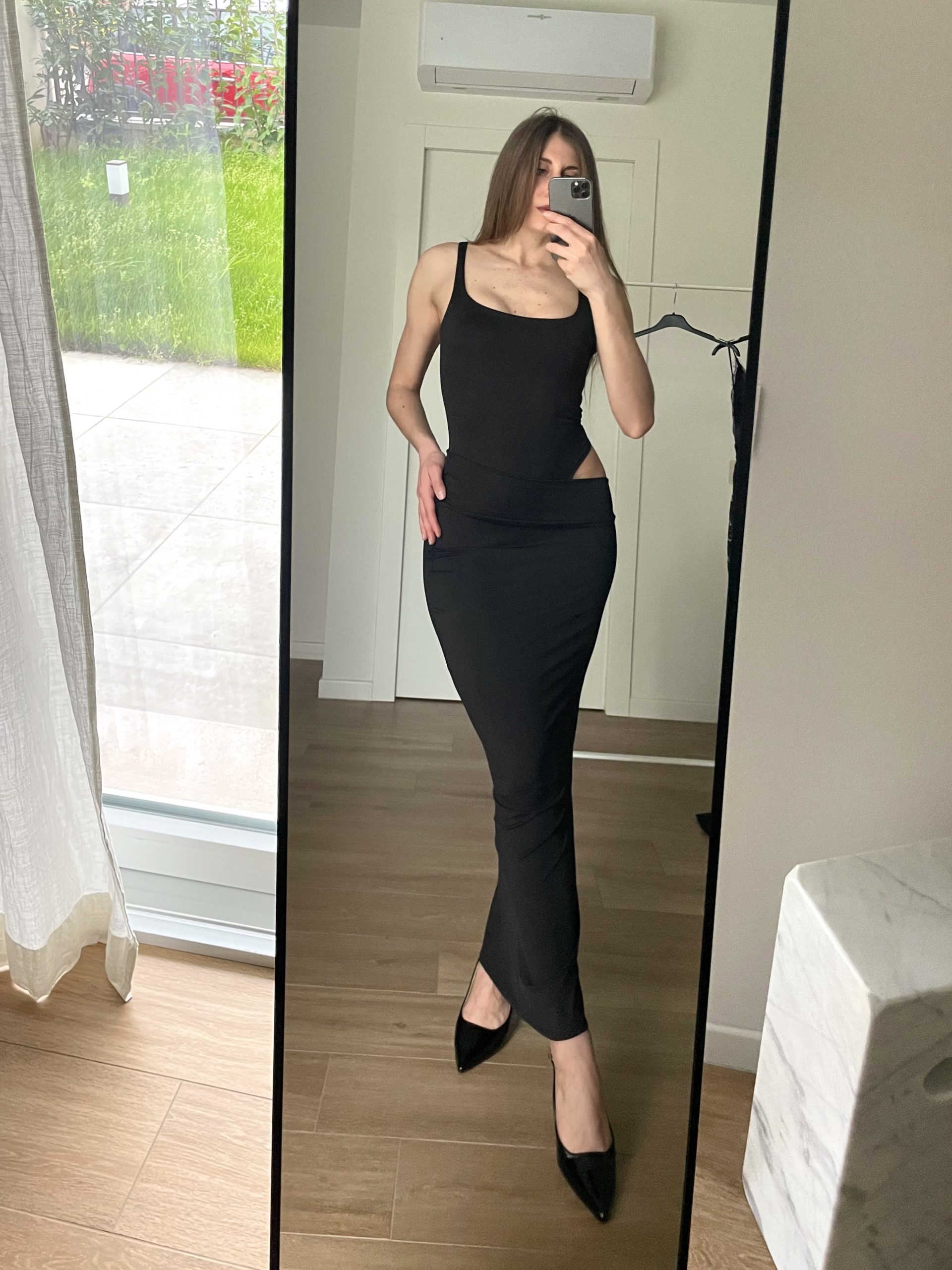 Abito lungo nero smanicato cut out sul fianco