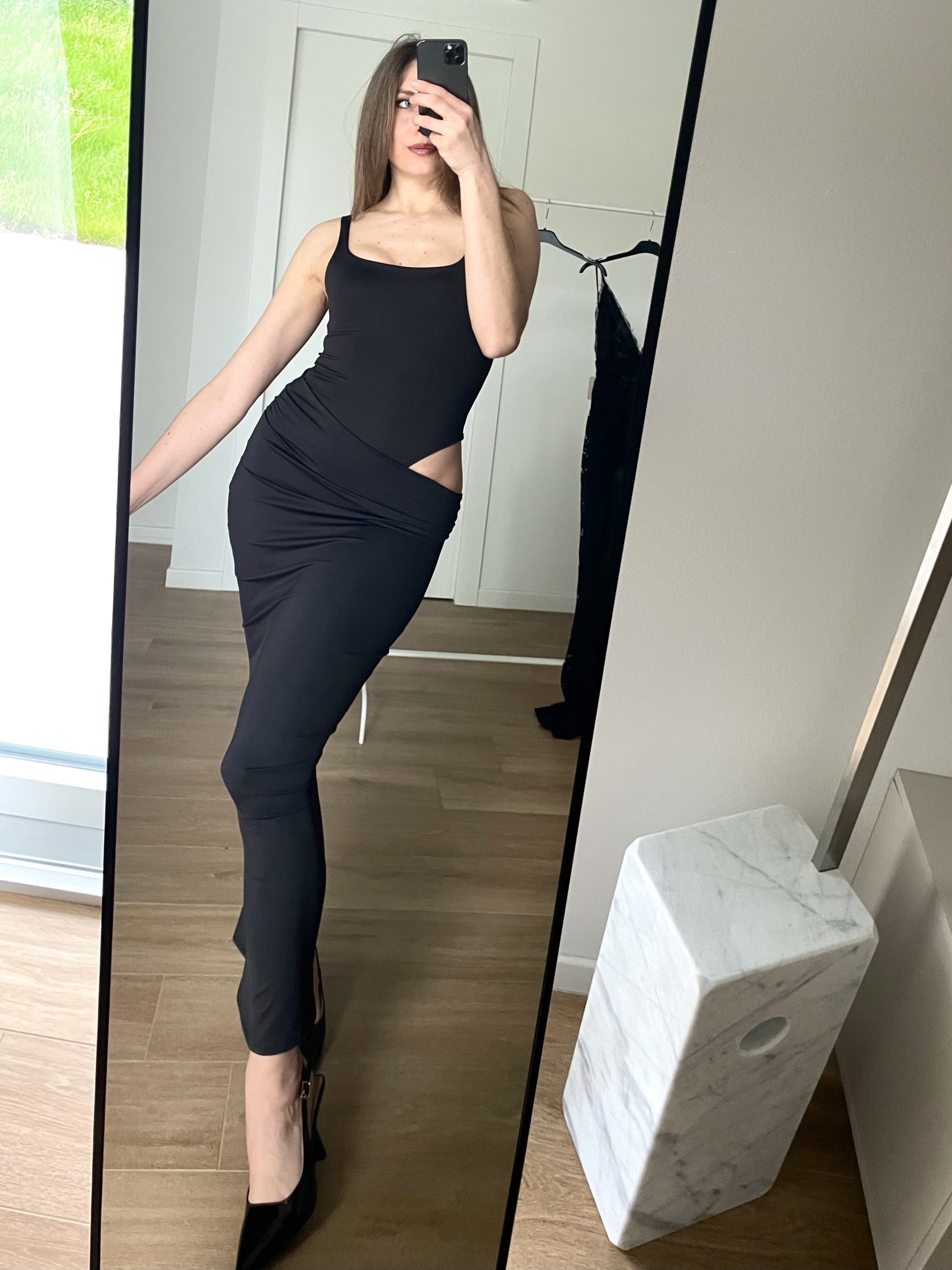 Abito lungo nero smanicato cut out sul fianco