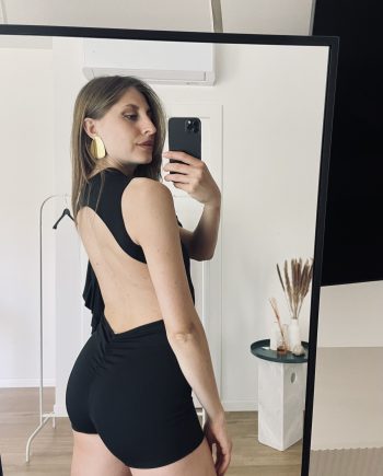 Tutina corta nera smanicata con schiena scoperta