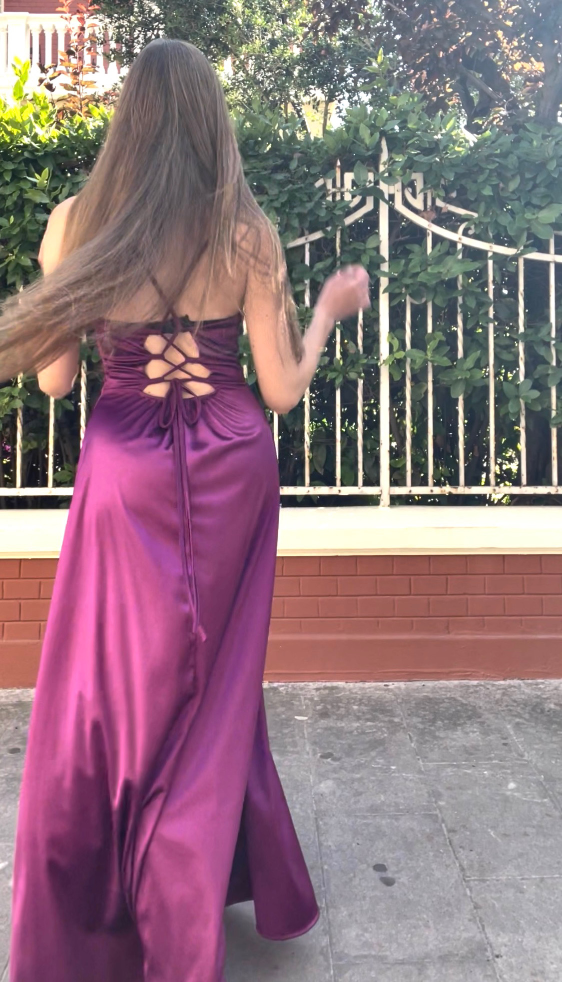 Abito lungo prugna effetto bustier con spacco e gonna ampia