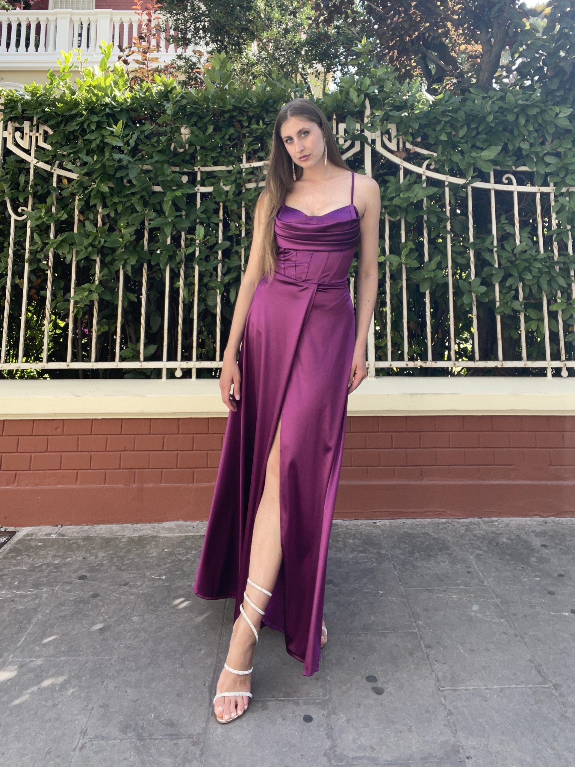 Abito lungo prugna effetto bustier con spacco e gonna ampia
