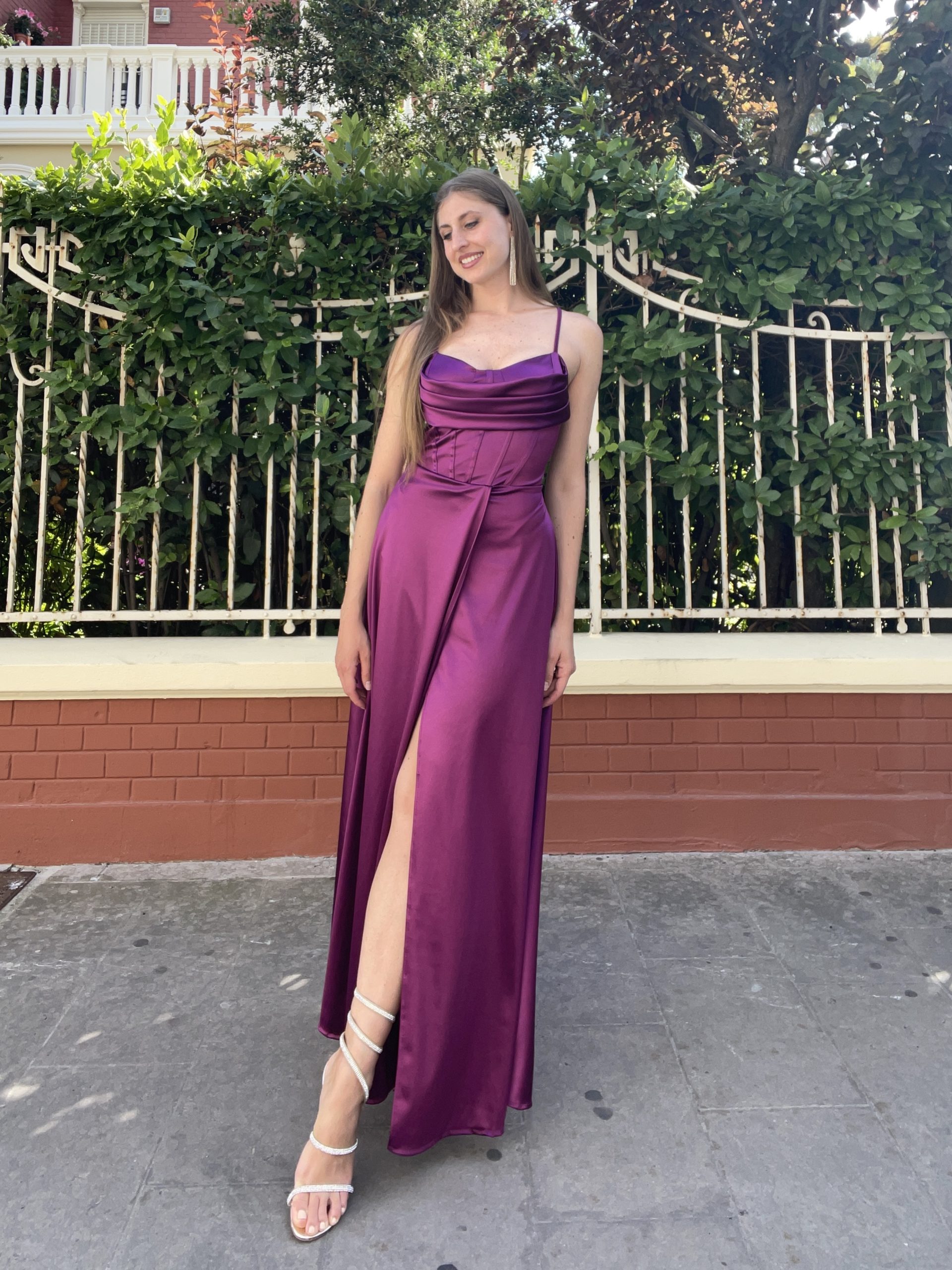 Abito lungo prugna effetto bustier con spacco e gonna ampia