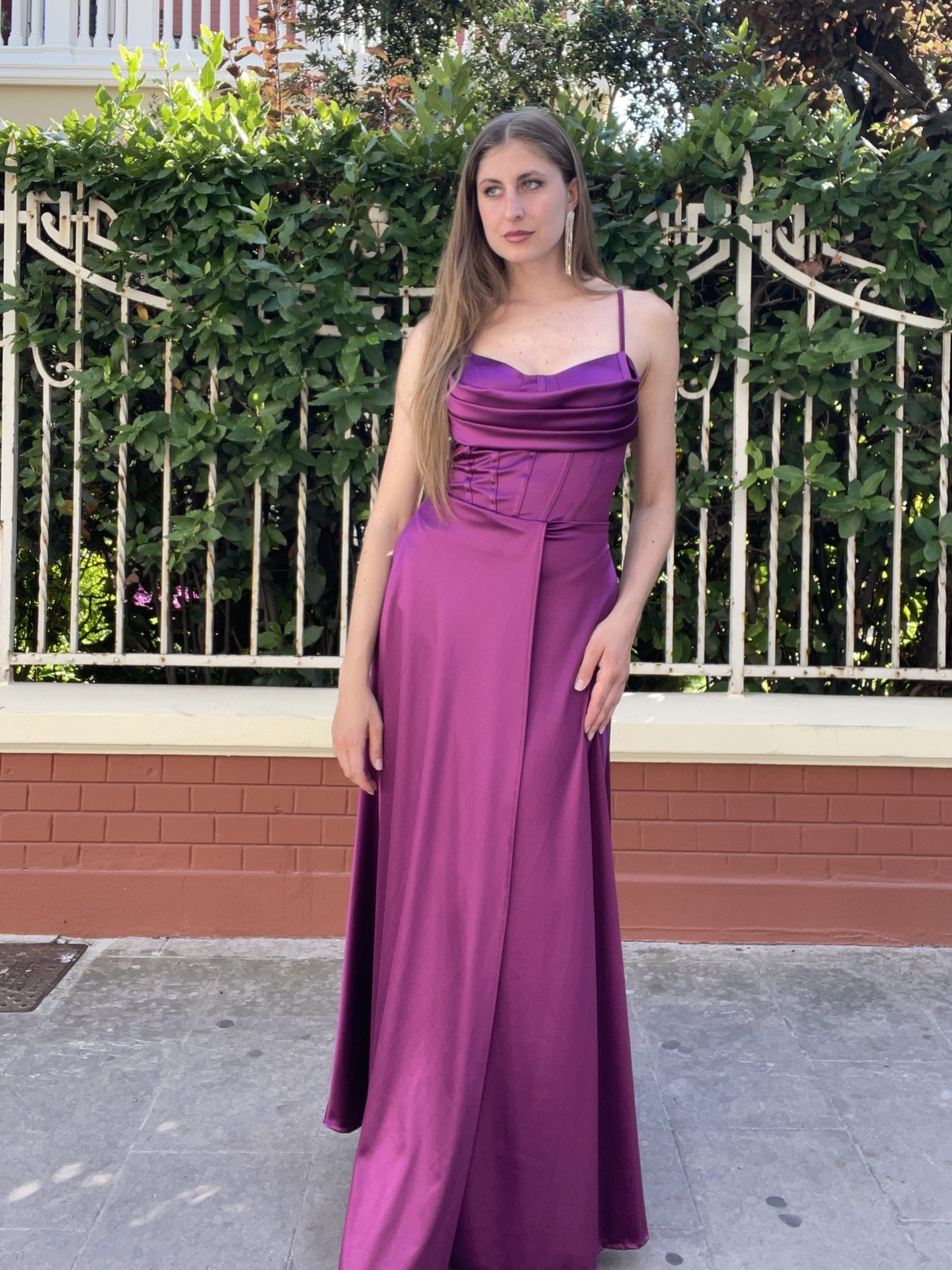 Abito lungo prugna effetto bustier con spacco e gonna ampia