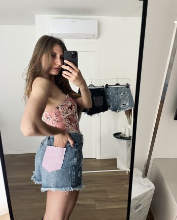 Shorts di jeans con tasca rosa di strass